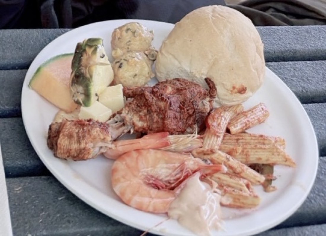 クルーズのビュッフェランチ(パン・肉・エビ・サラダ)