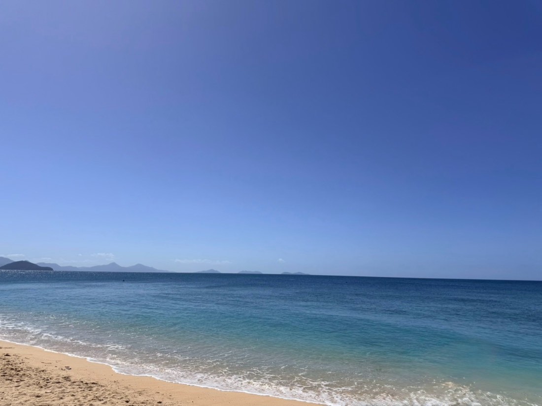 遠浅で青く澄んだ海