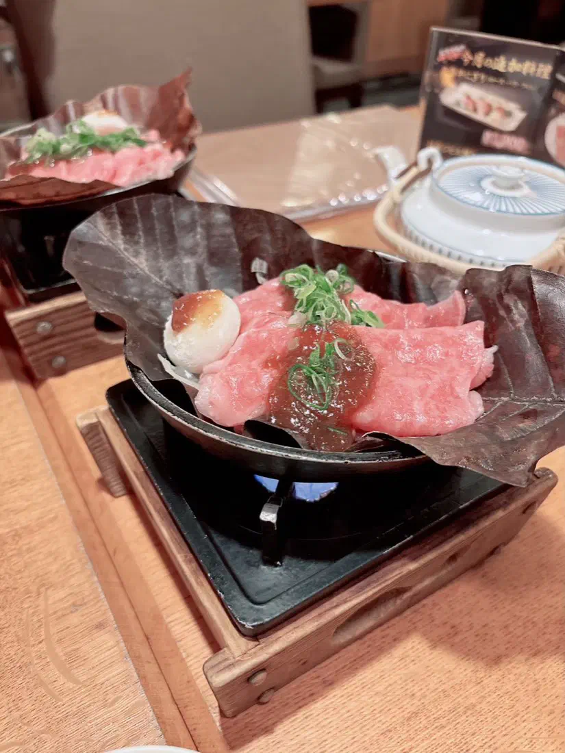 朴葉の上で焼く飛騨牛