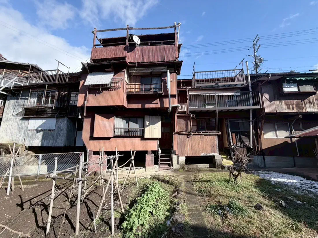 金山町の筋骨めぐりで見た、何層にも重なった古い木造の家並み