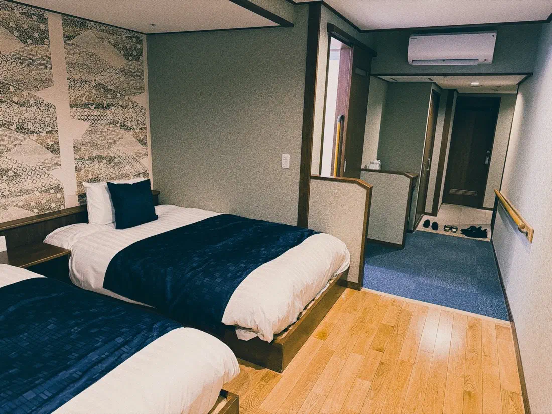 水明館の部屋の、2つ並んだベッド