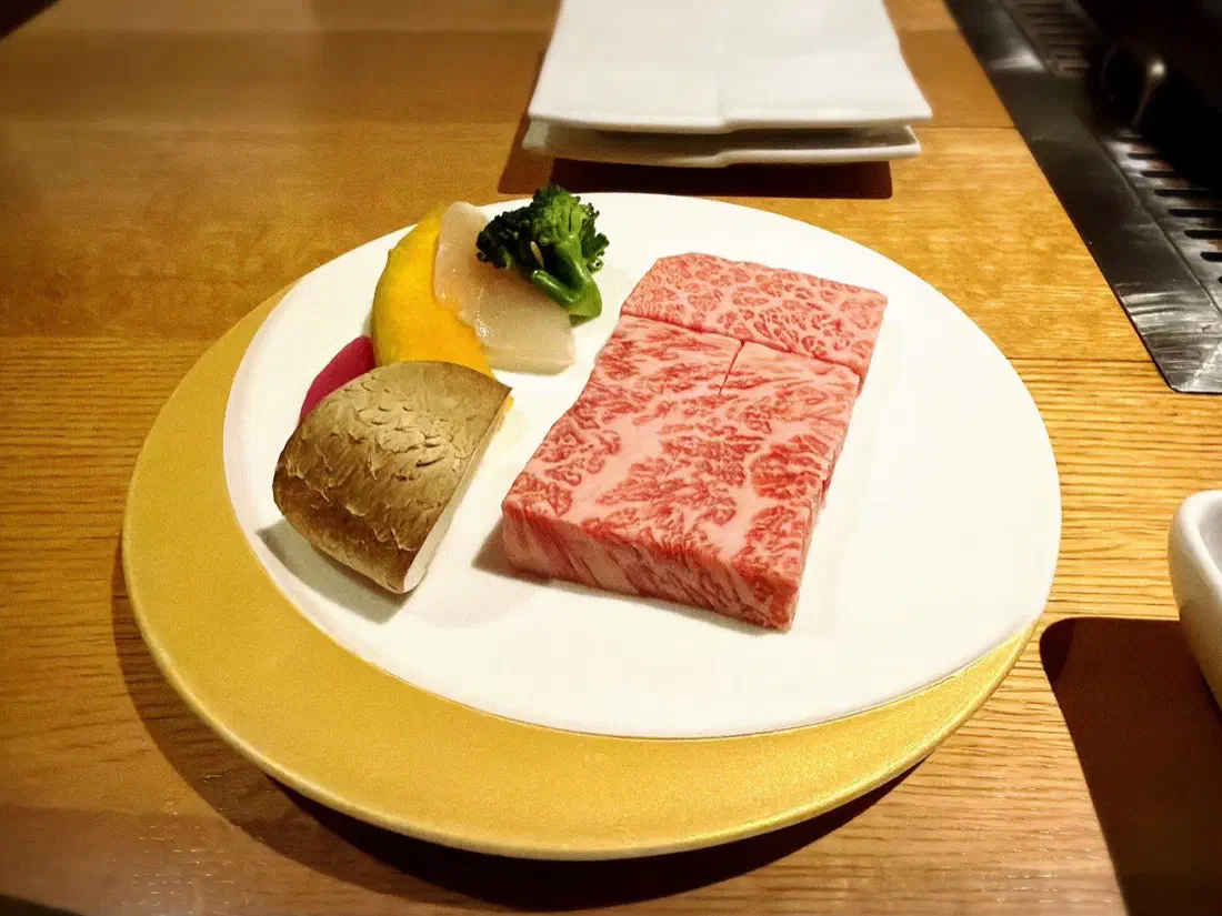 鉄板で焼かれる前の飛騨牛のステーキ