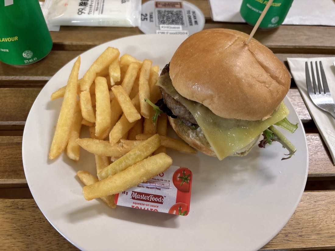 キュランダ村で食べたチーズバーガーとポテト