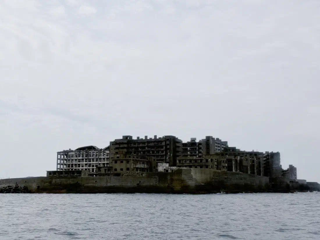 海から見た軍艦島(端島)