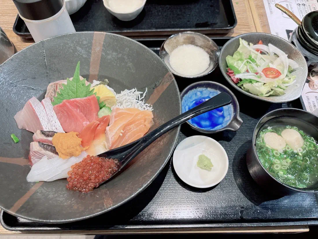 魚〇亜紗の海鮮丼