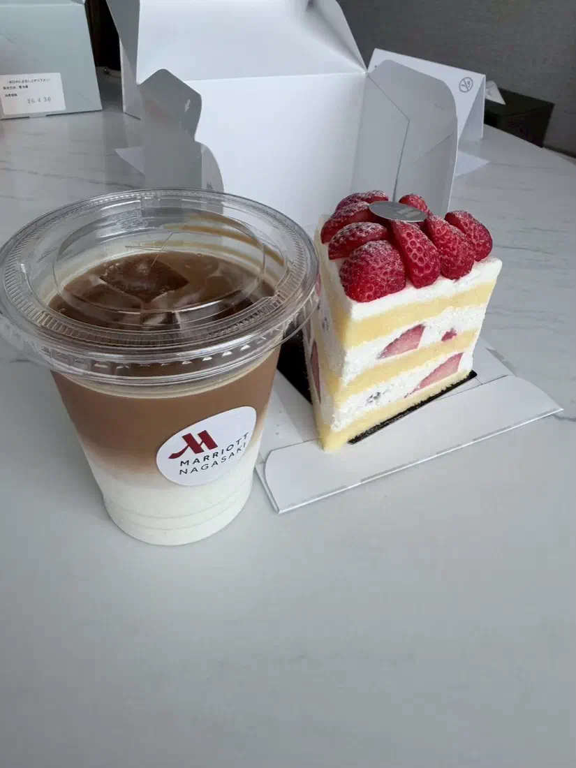 ホテルのケーキと飲み物