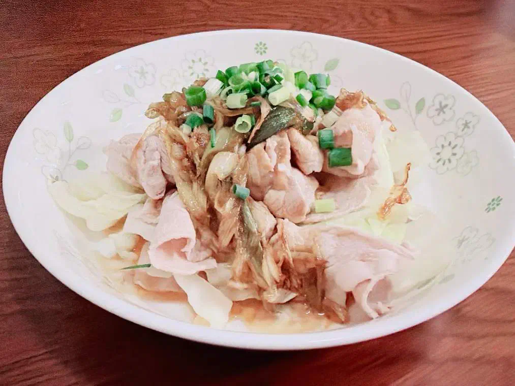 Kit Oisixの豚眠菜園。キャベツとゆでた豚肉に、たれをかけた一皿